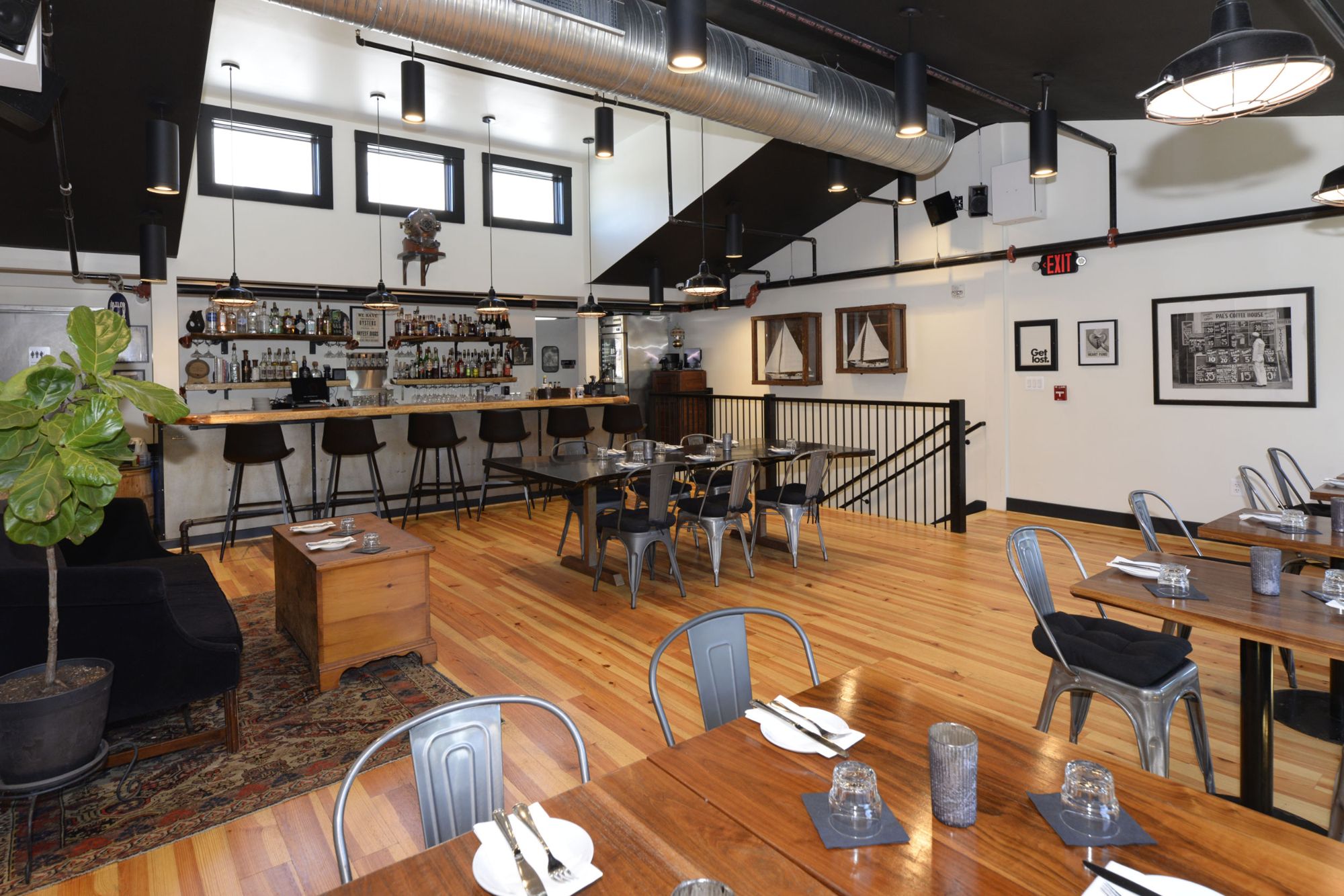 Sailor Oyster Bar dining room